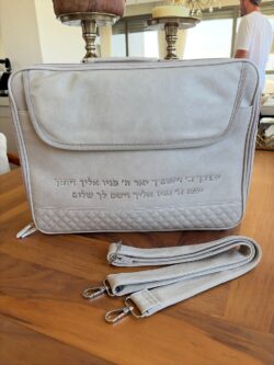 ⁦תיק טלית דמוי עור בגוון אפור בהיר-יברכך⁩ – תמונה ⁦2⁩